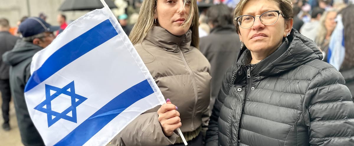 Une communauté tiraillée entre la colère et le recueillement