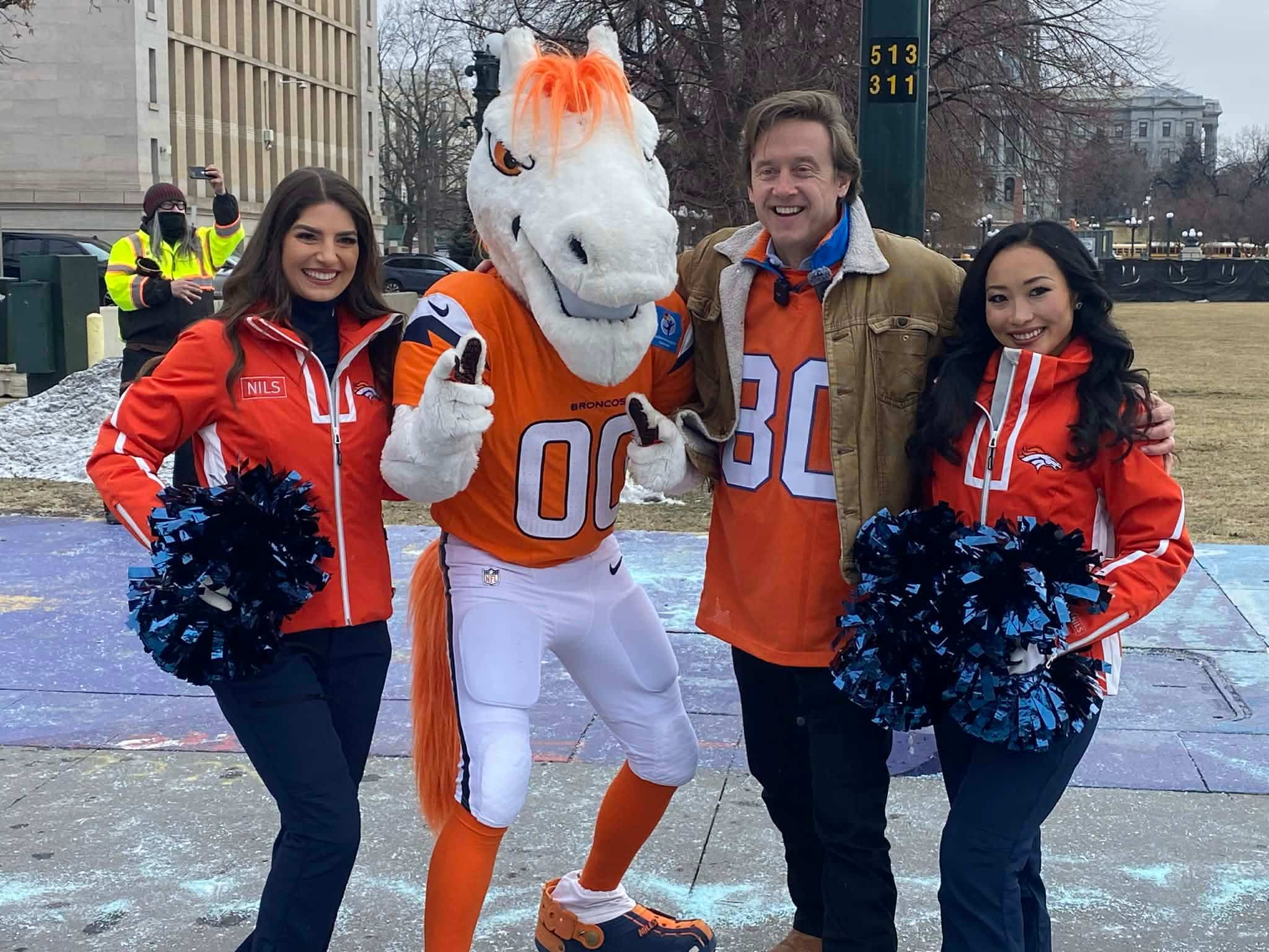 O maire Mike Johnston foi lançado no jogo da frenética comitiva dos Broncos em uma jornada laranja, na companhia de Miles, o mascote da equipe, assim como as líderes de torcida.