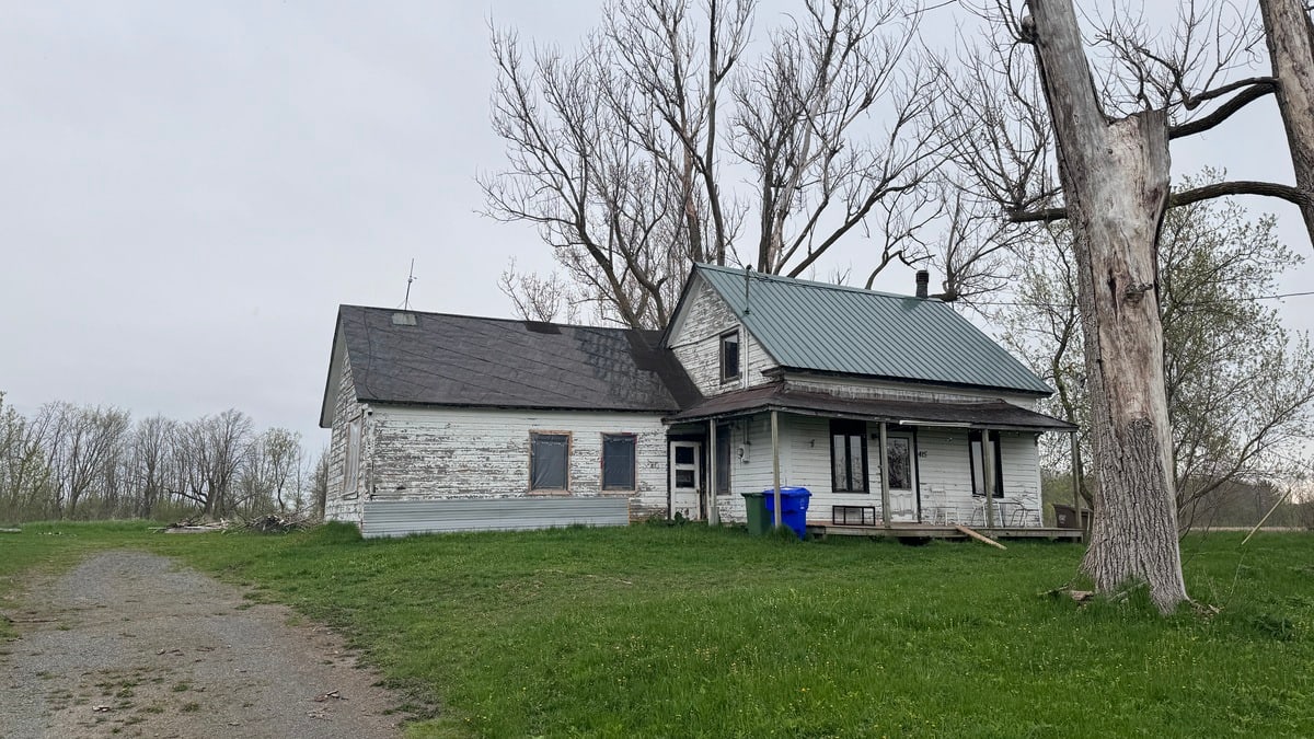 «C’est ça la crise du logement»: un homme contraint d’habiter dans une maison abandonnée et «remplie d’infiltrations d’eau»