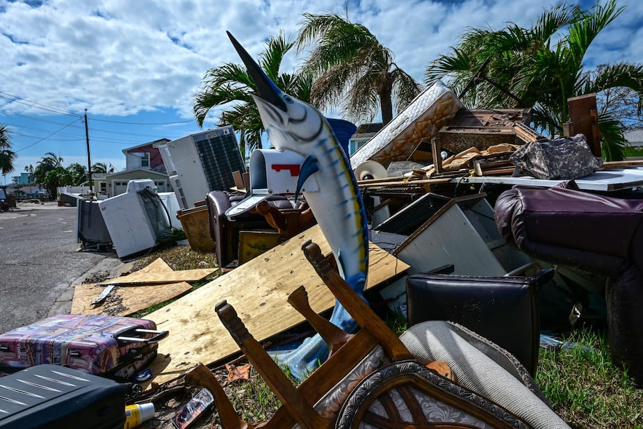 Escombros después del paso del huracán Milton por Florida.