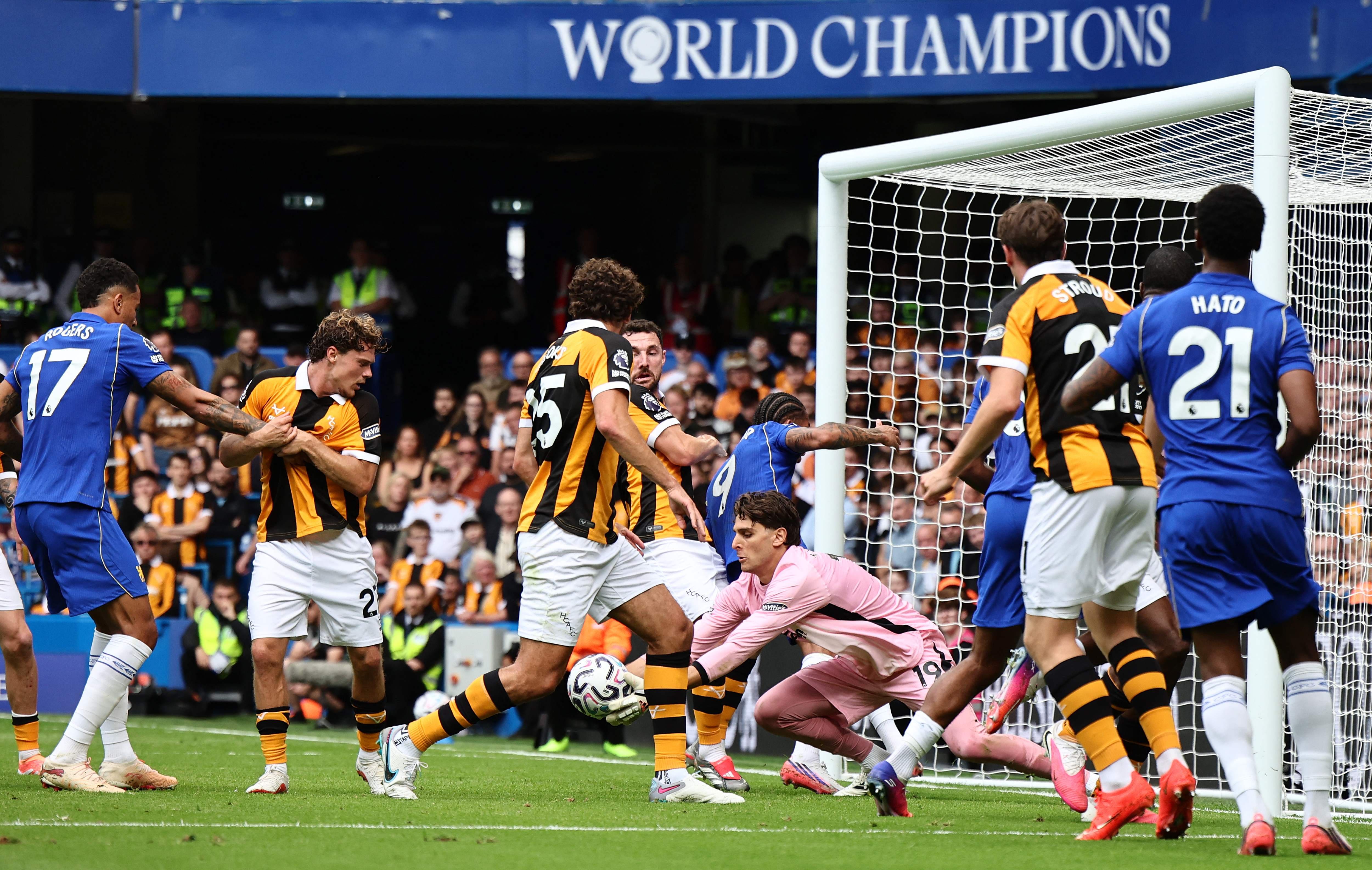 Aston Villa s'enfonce, Chelsea et Liverpool au ralenti