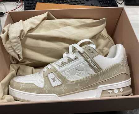 Ces chaussures Louis Vuitton seront offertes au plus offrant.