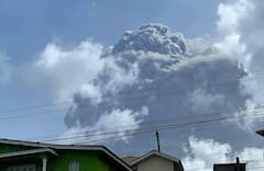 L’île de Saint-Vincent sous d’épaisses cendres après l’éruption de son volcan