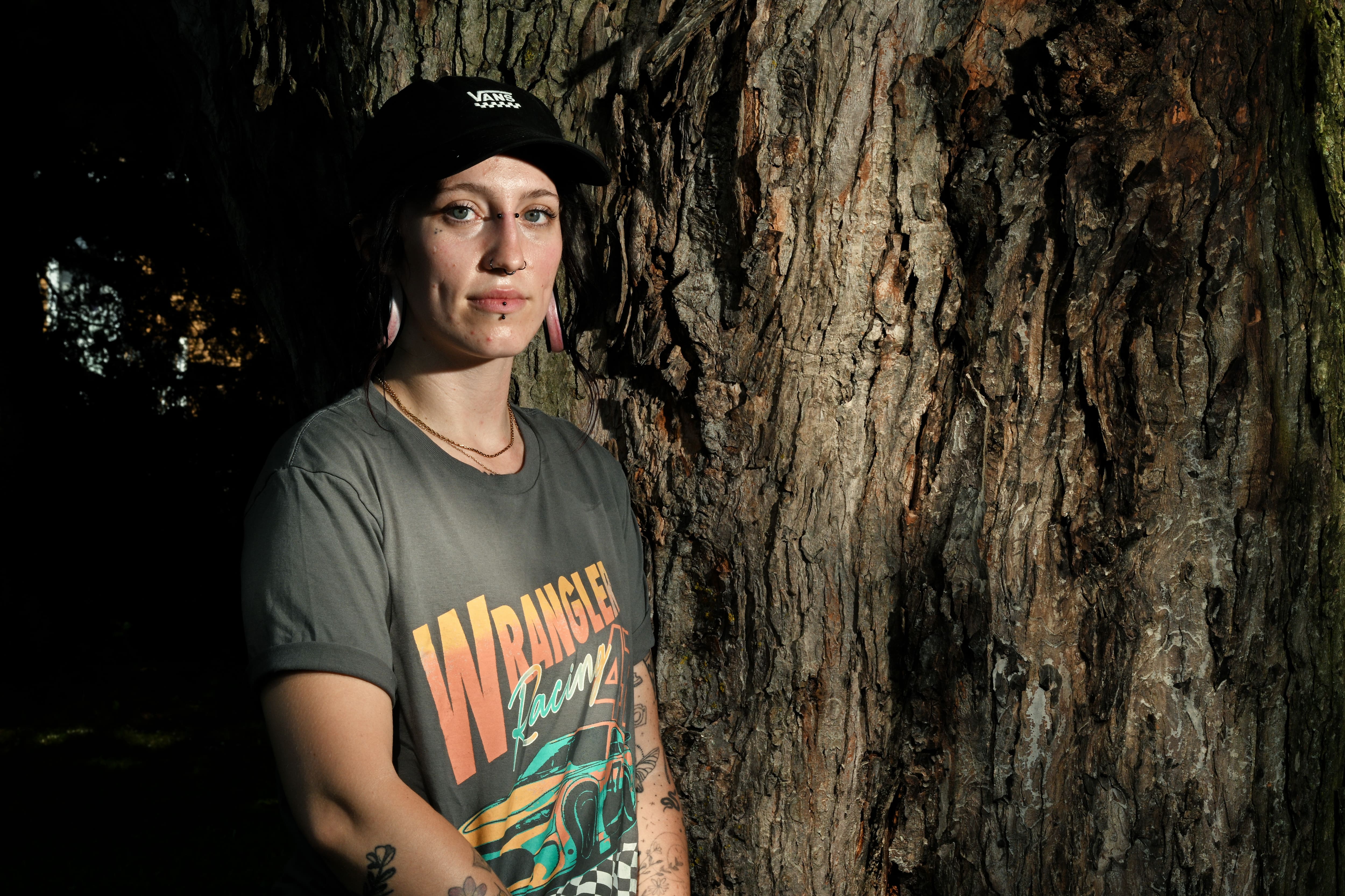 &laquo;Il m&rsquo;a bris&eacute;e, mais je suis toujours debout&raquo;: une victime de leurre qui a &eacute;t&eacute; agress&eacute;e sexuellement brise le silence