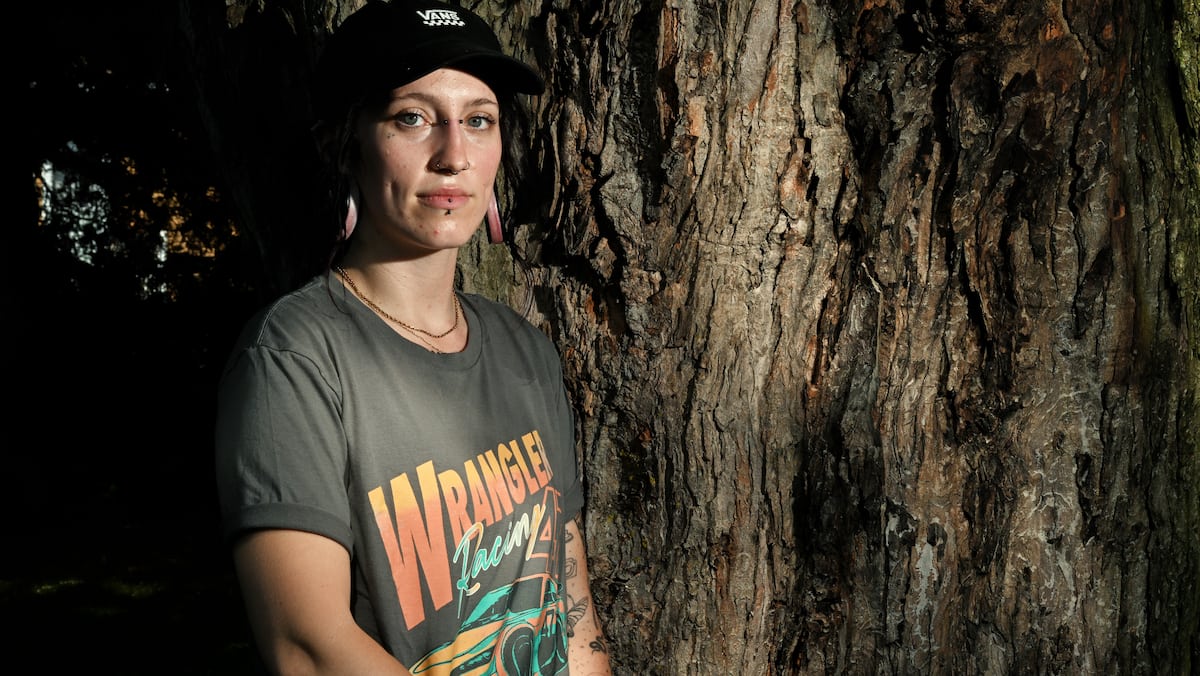 «Il m’a brisée, mais je suis toujours debout»: une victime de leurre qui a été agressée sexuellement brise le silence