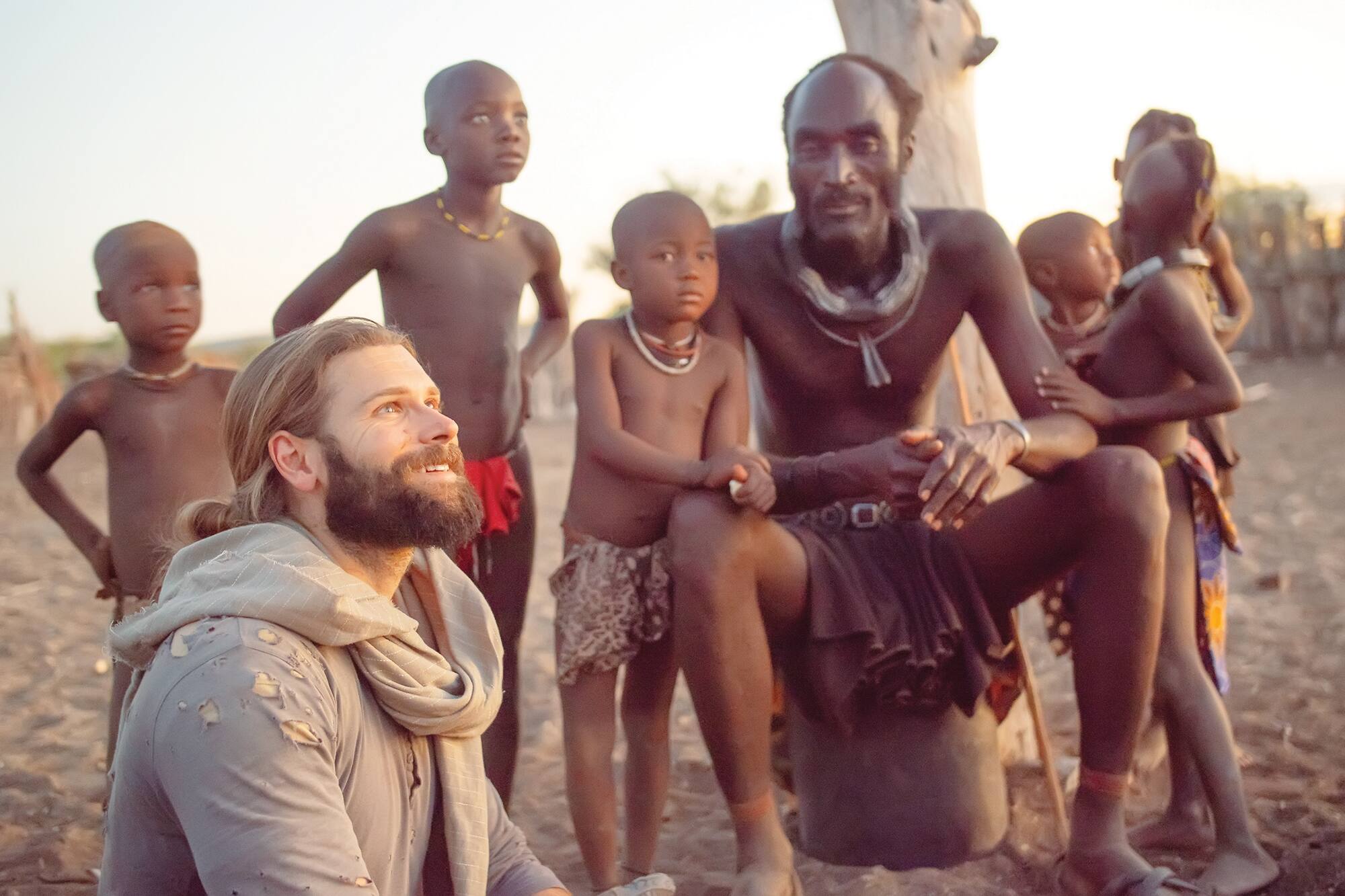 En Namibie, l’aventurier est accueilli par une famille ovahimba.