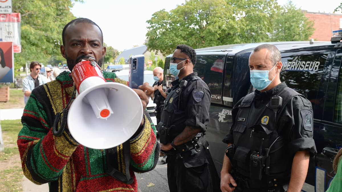 Montréal-Nord: des militants antivax accueillis par des parents mécontents devant une école