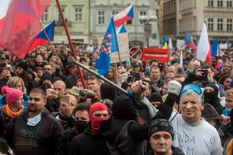 Thousands of demonstrators in Prague
