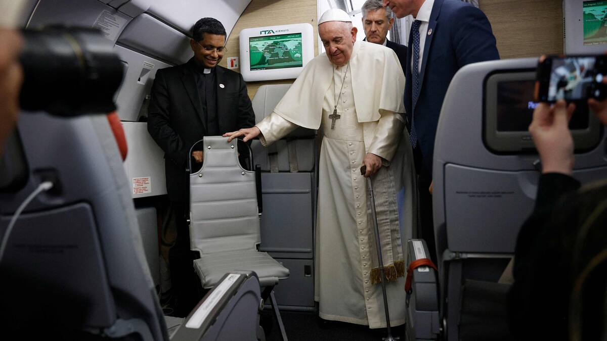 Le pape, diminué, évoque la possibilité de se «mettre de côté»