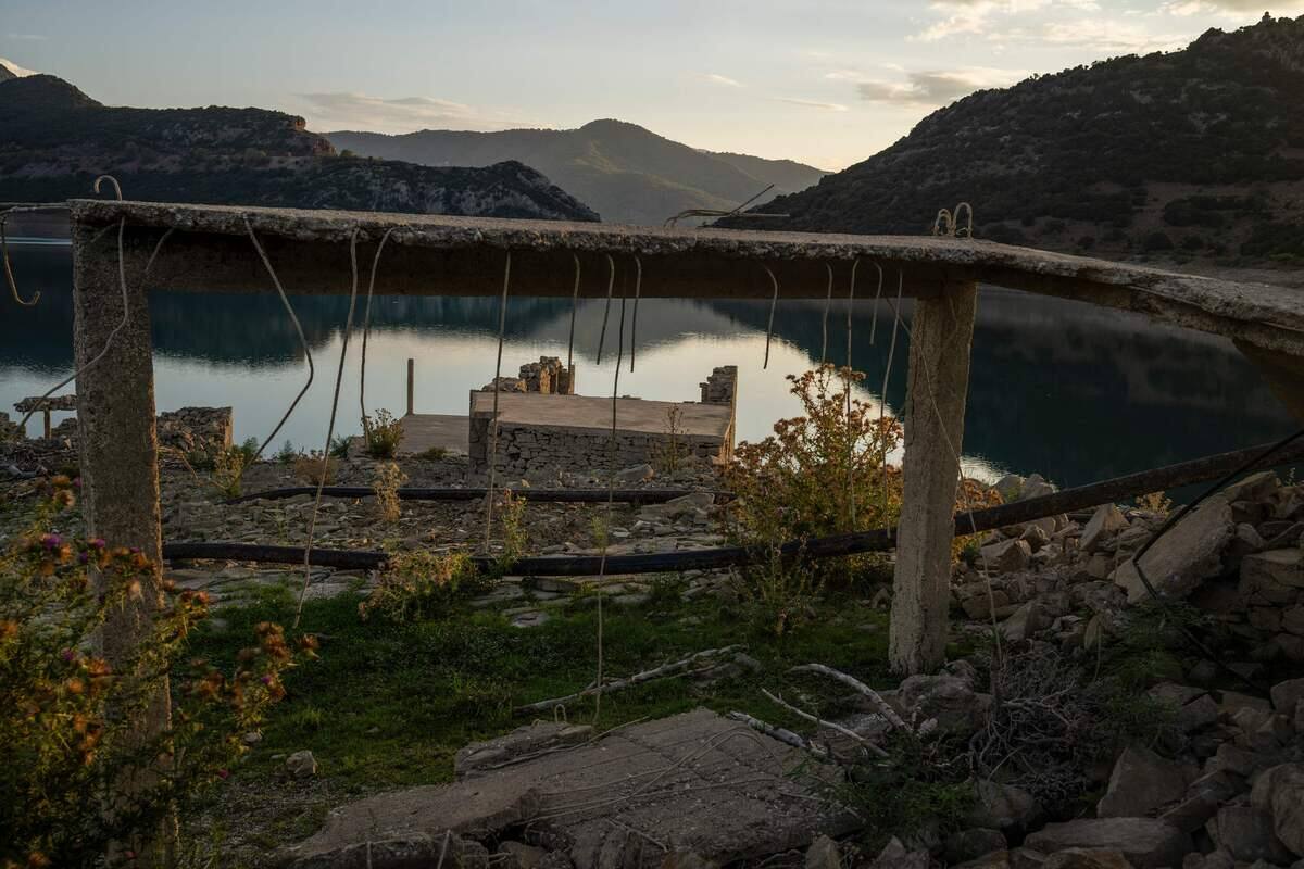 [PHOTOS]  La sequía en Grecia hace que reaparezca una aldea hundida