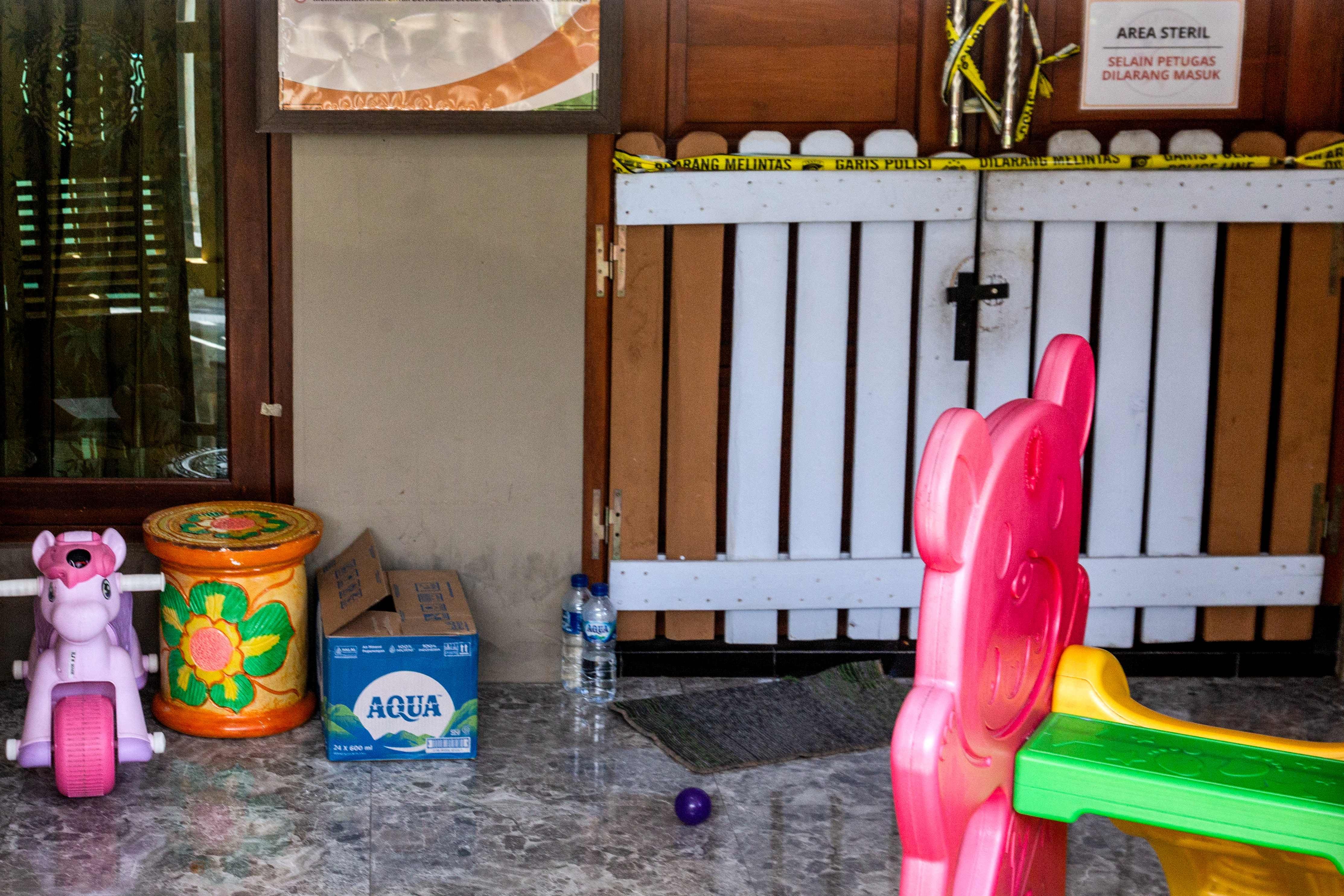 Indonésie: 13 personnes arrêtées pour des violences sur des enfants dans une garderie