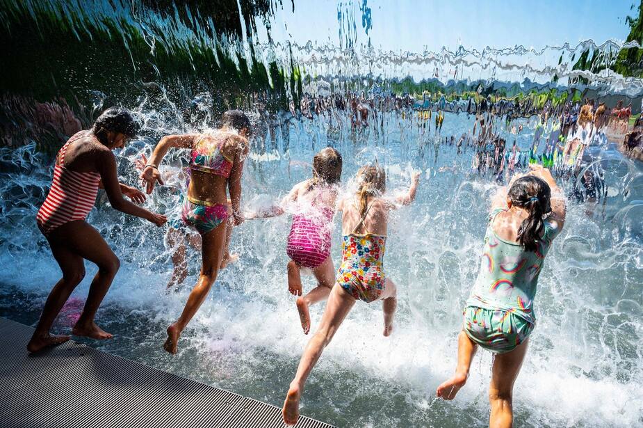 Des enfants se rafraîchissent dans une fontaine à Washington DC.