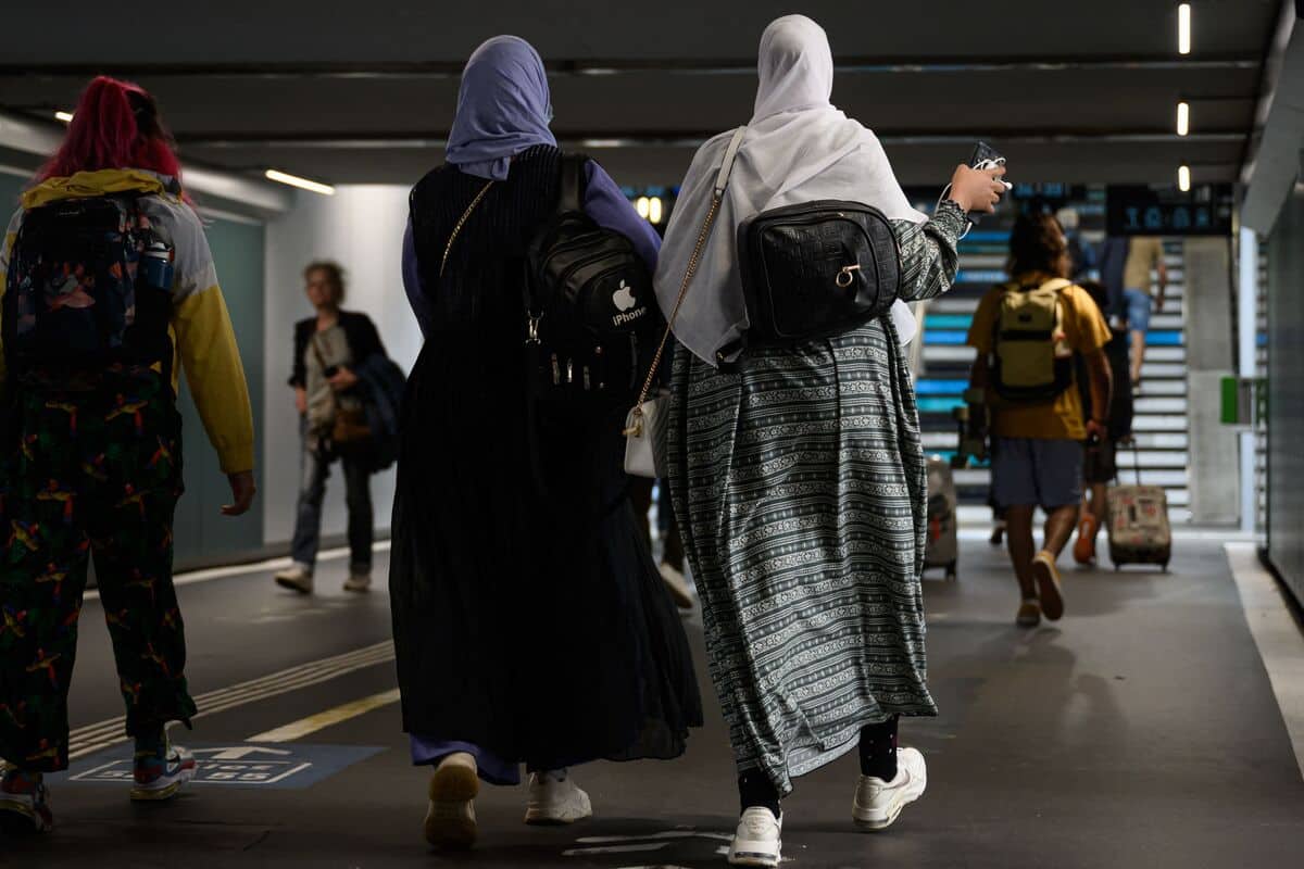 Près de 300 élèves en abaya lundi, 67 ont refusé de la retirer | JDM