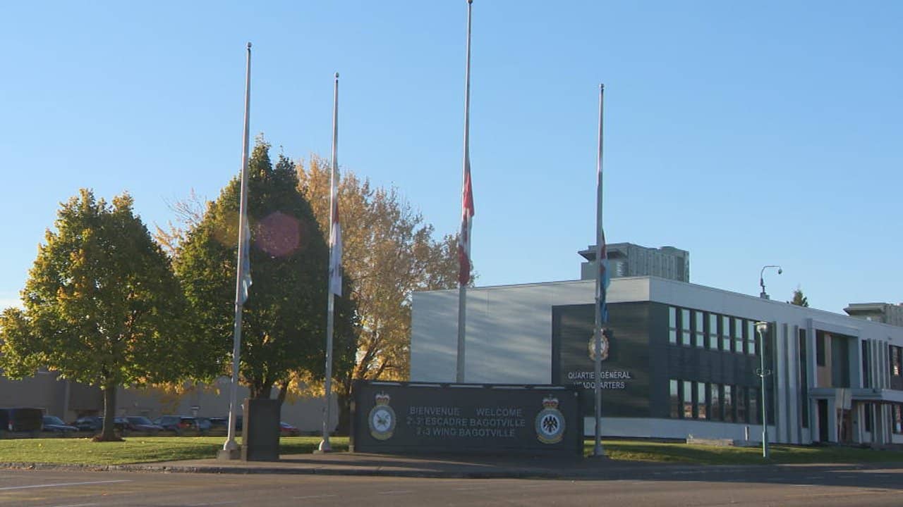 Les drapeaux en berne à Bagotville en hommage aux victimes de Wainwright