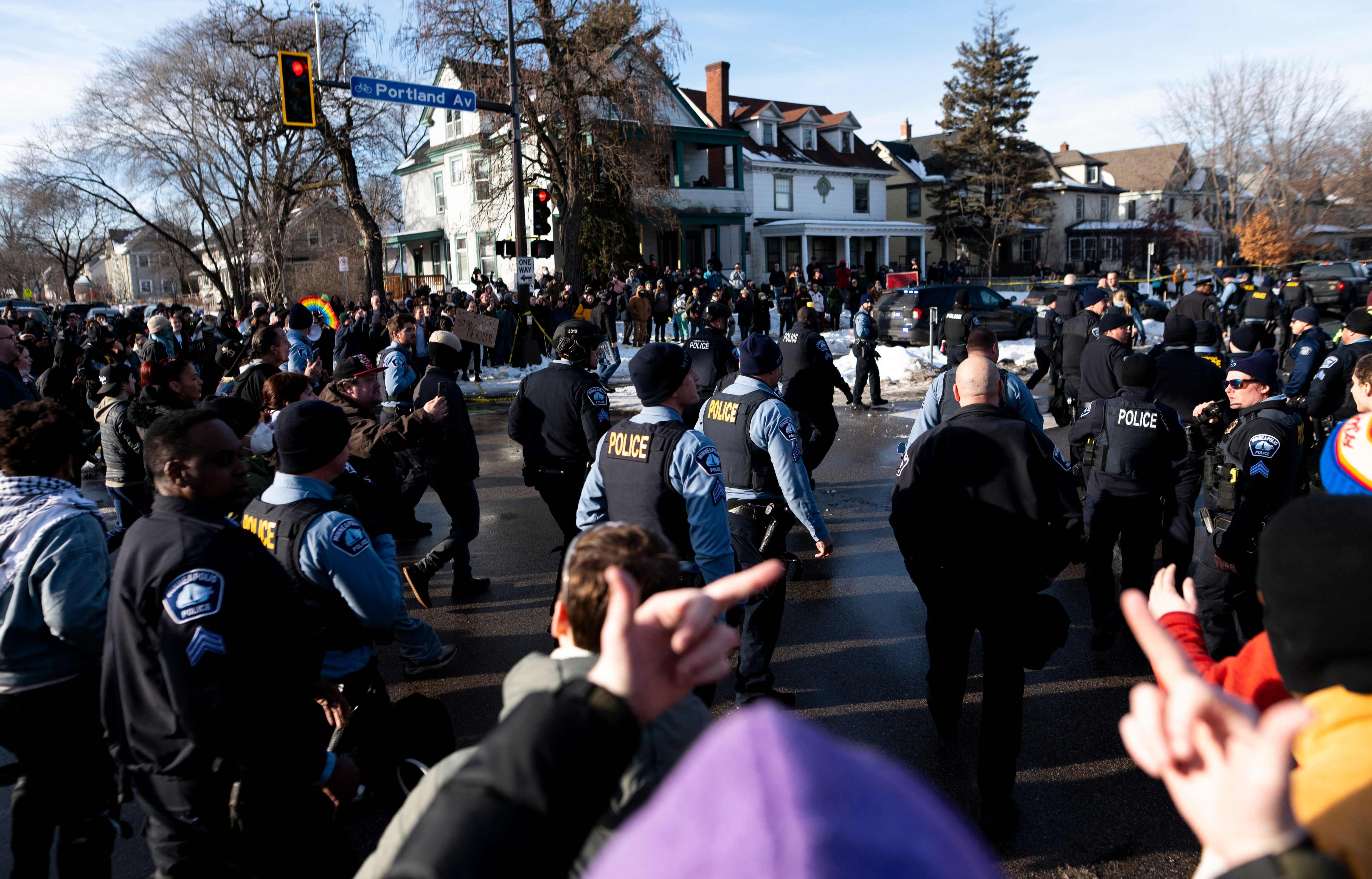 IMAGES | Femme tu&eacute;e par l&rsquo;ICE &agrave; Minneapolis: la tension monte entre manifestants et agents