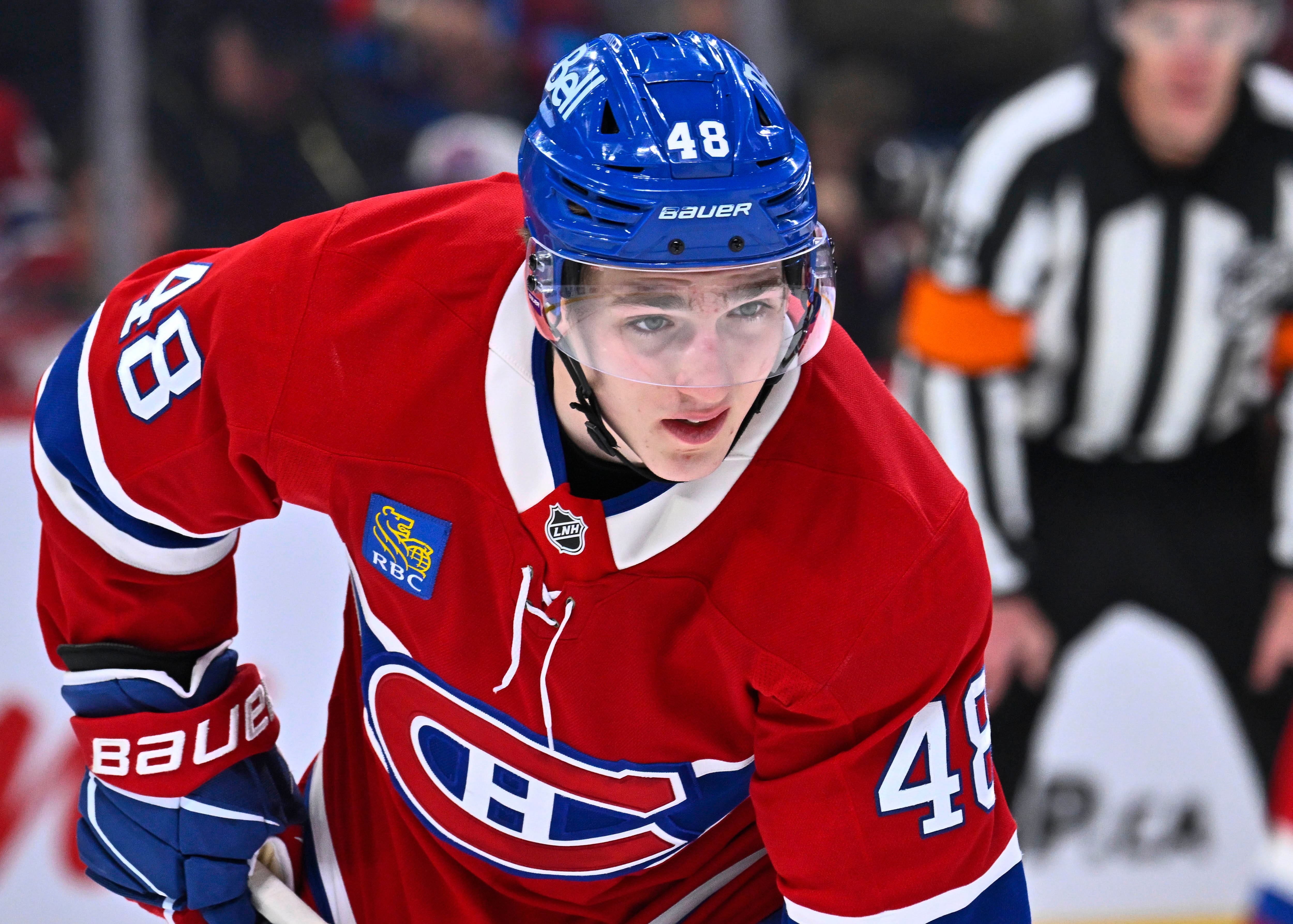 &Agrave; VOIR: Lane Hutson surprend des jeunes en se joignant &agrave; eux sur la glace