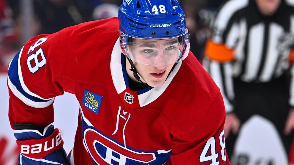 À VOIR: Lane Hutson surprend des jeunes en se joignant à eux sur la glace