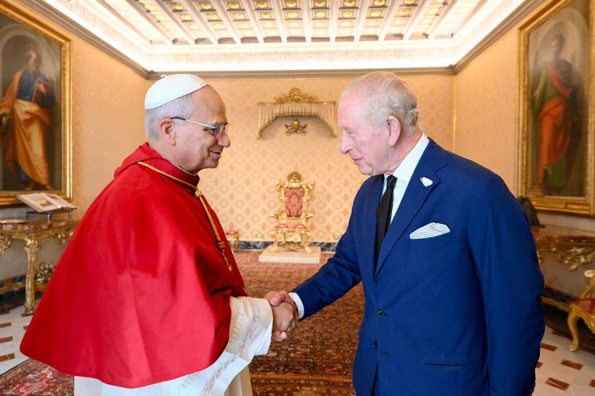 EN IMAGES | Le pape et le roi Charles III prient ensemble au Vatican, une premi&egrave;re historique