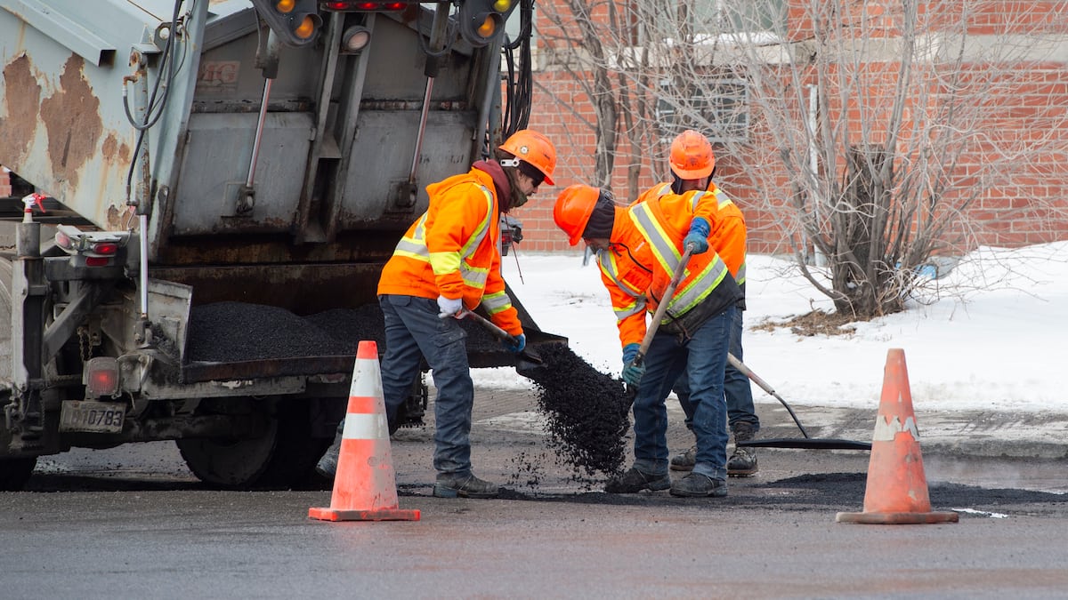 Nids-de-poule: les cols bleus seraient poussés à bâcler le travail