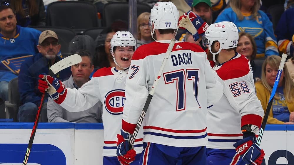 Caufield et Dvorak règlent le cas des Blues