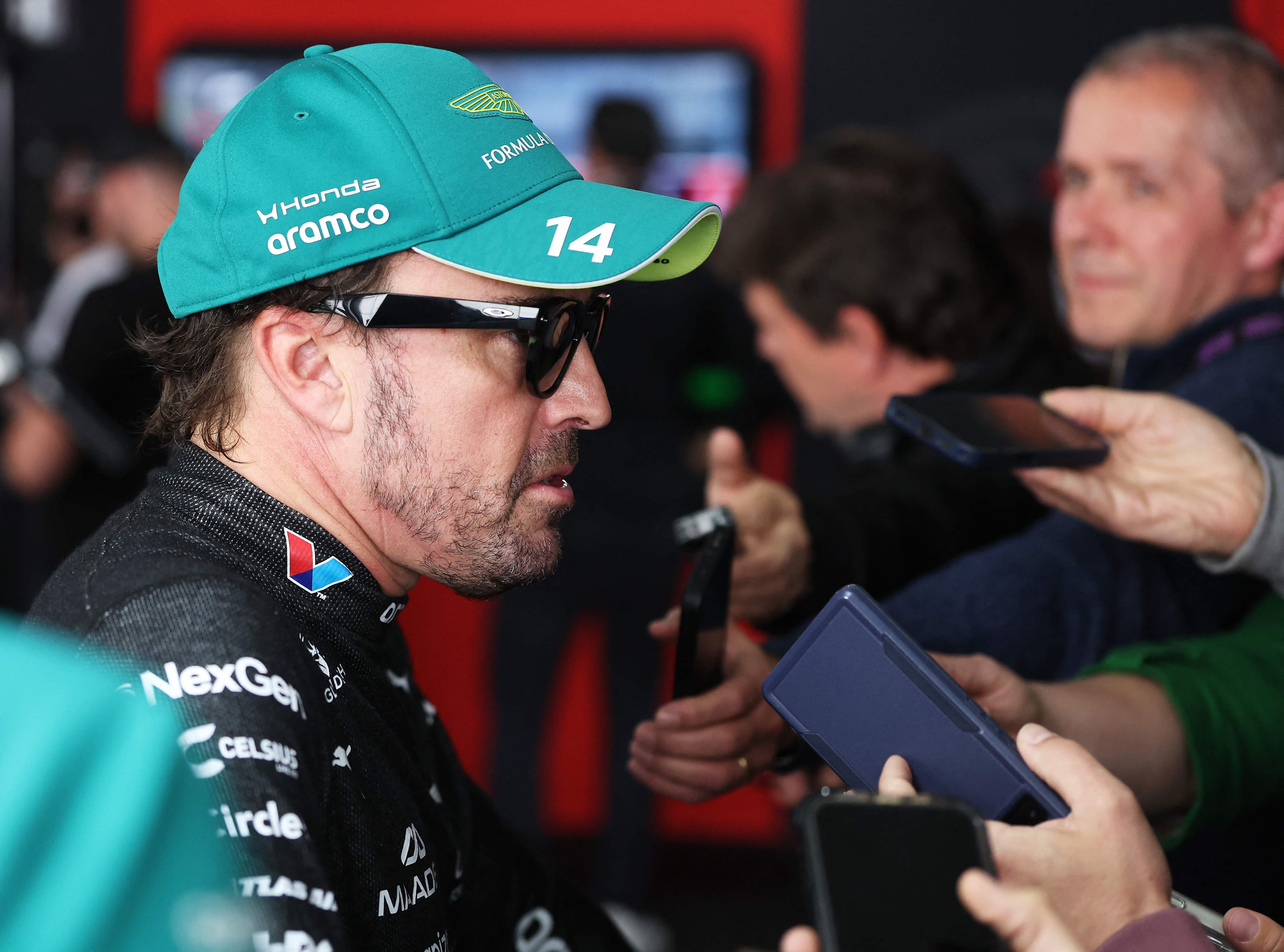 Fernando Alonso na zona mista reservada aos jornalistas da imprensa escrita.