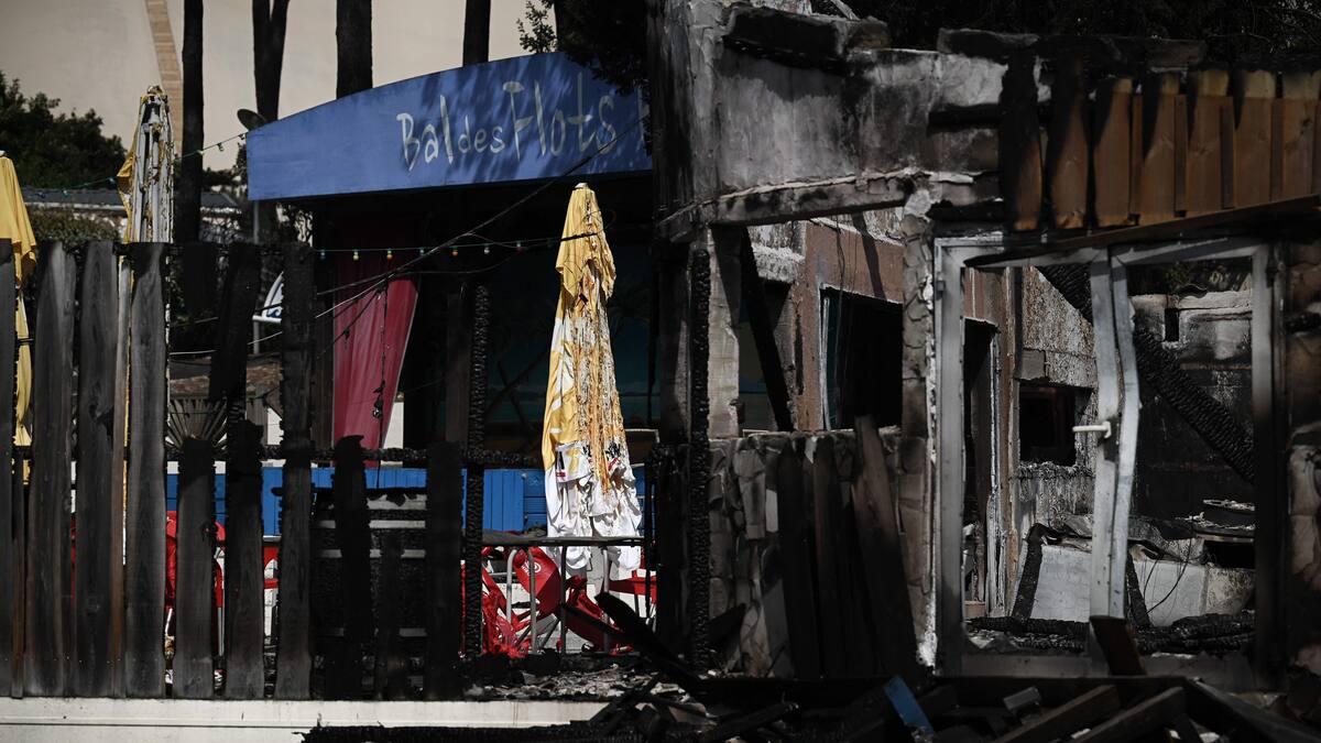 EN PHOTOS | Le célèbre camping des Flots bleus détruit par les flammes