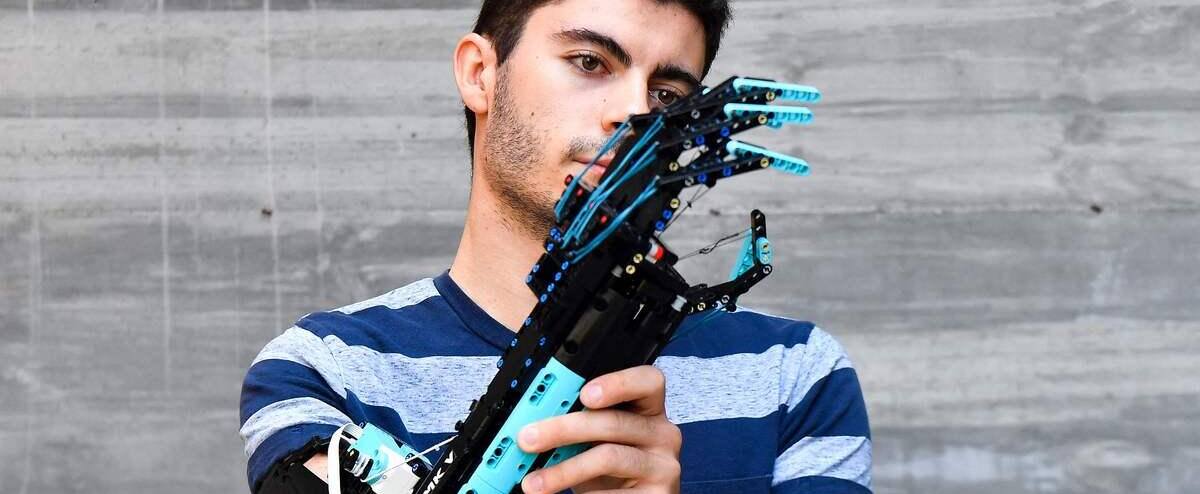 Des Lego pour prothèse: l’incroyable idée d’un jeune Andorran, né sans avant-bras
