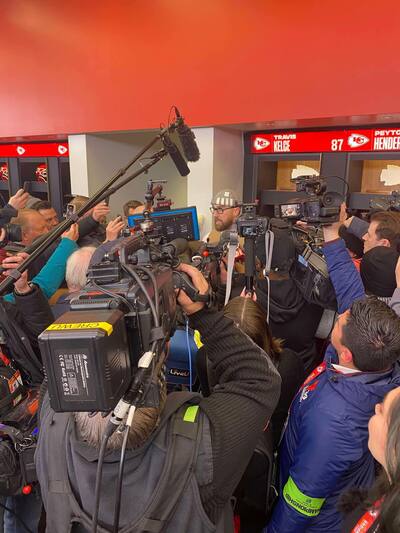 El entrenador en jefe Andy Reid, en un momento de celebraciones con el receptor Juju Smith-Schuster.