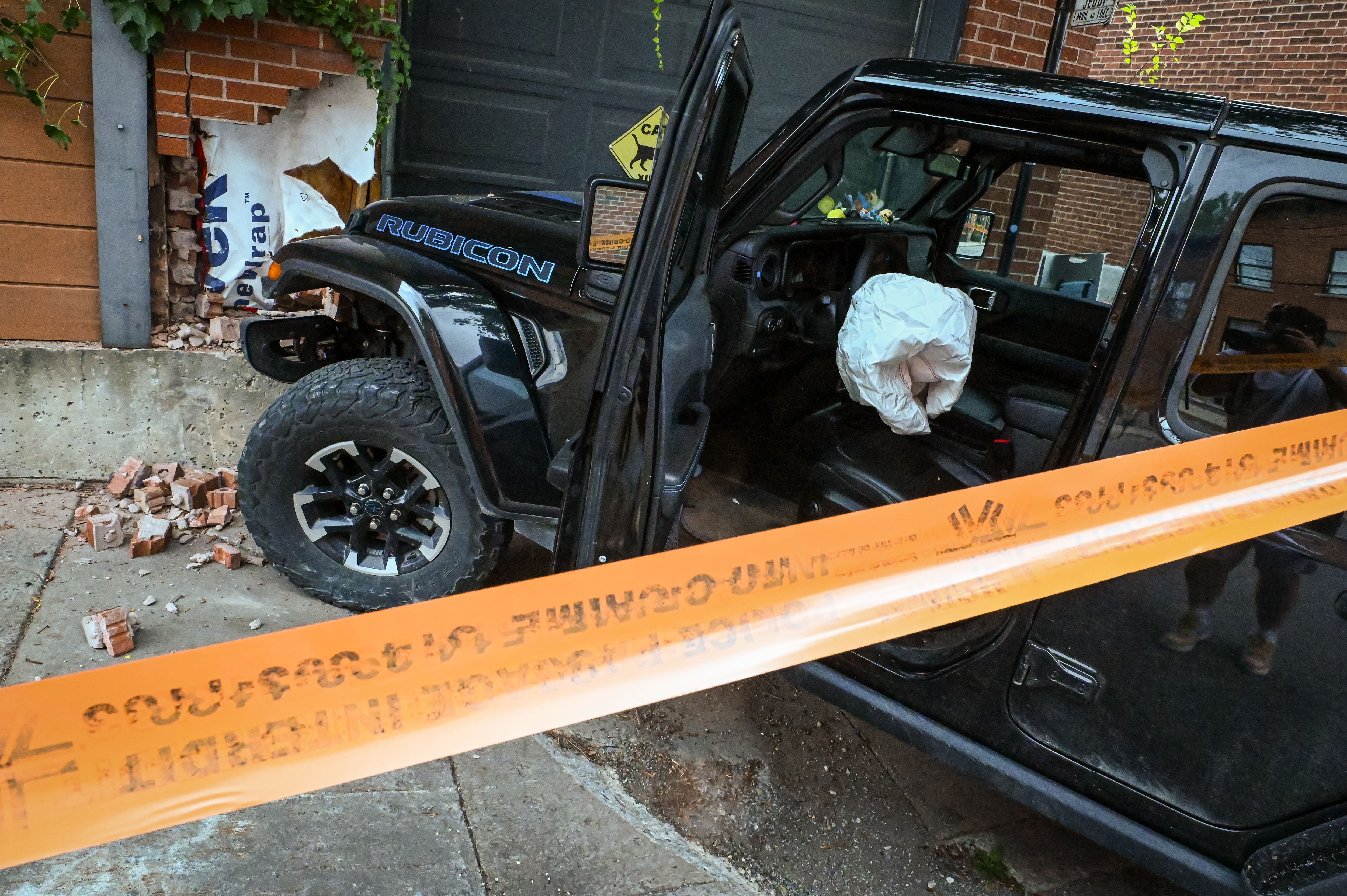Il bat sa victime à coups de marteau et fonce dans un bâtiment en s’enfuyant