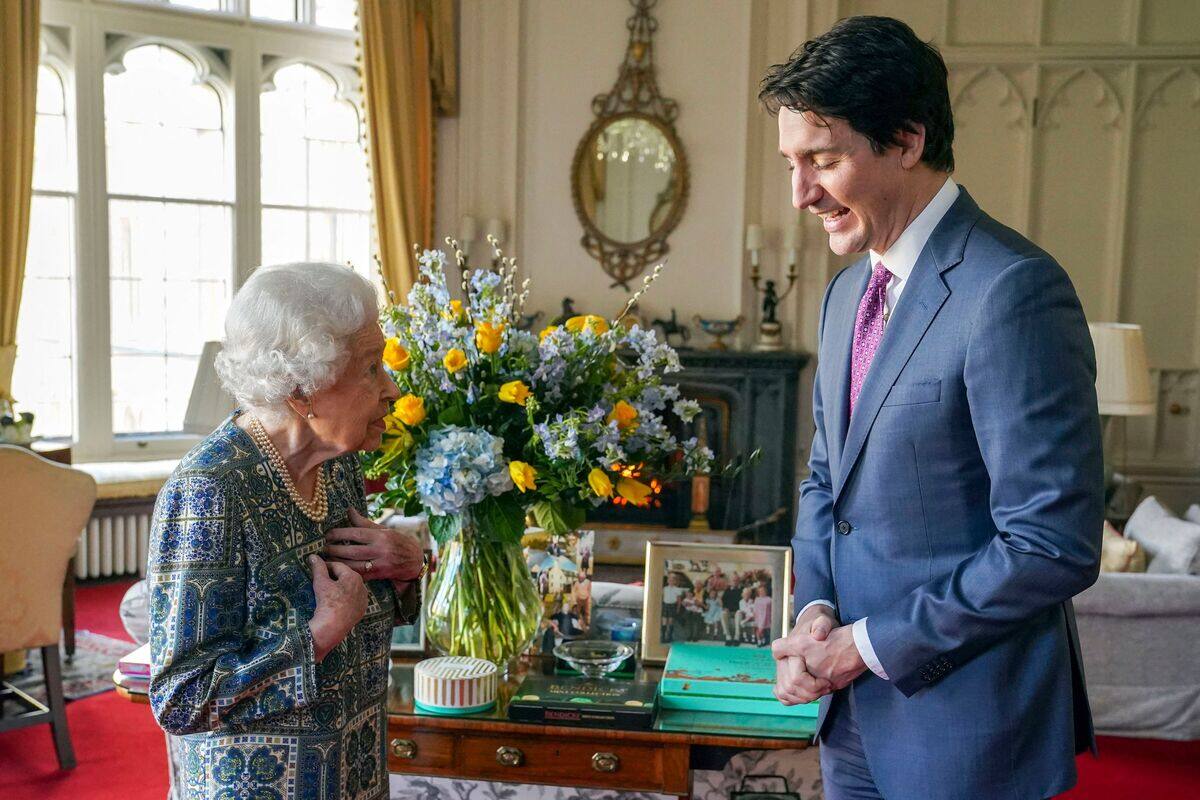 Elizabeth II re&ccedil;oit Justin Trudeau au ch&acirc;teau de Windsor
