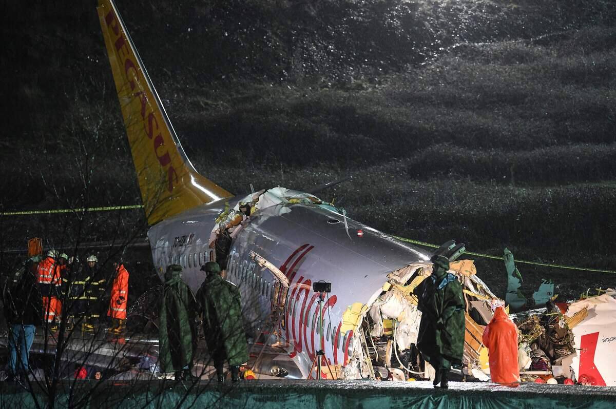 Un Avion Se Brise En Trois Apres Une Sortie De Piste A Istanbul Un Mort 157 Blesses Jdm