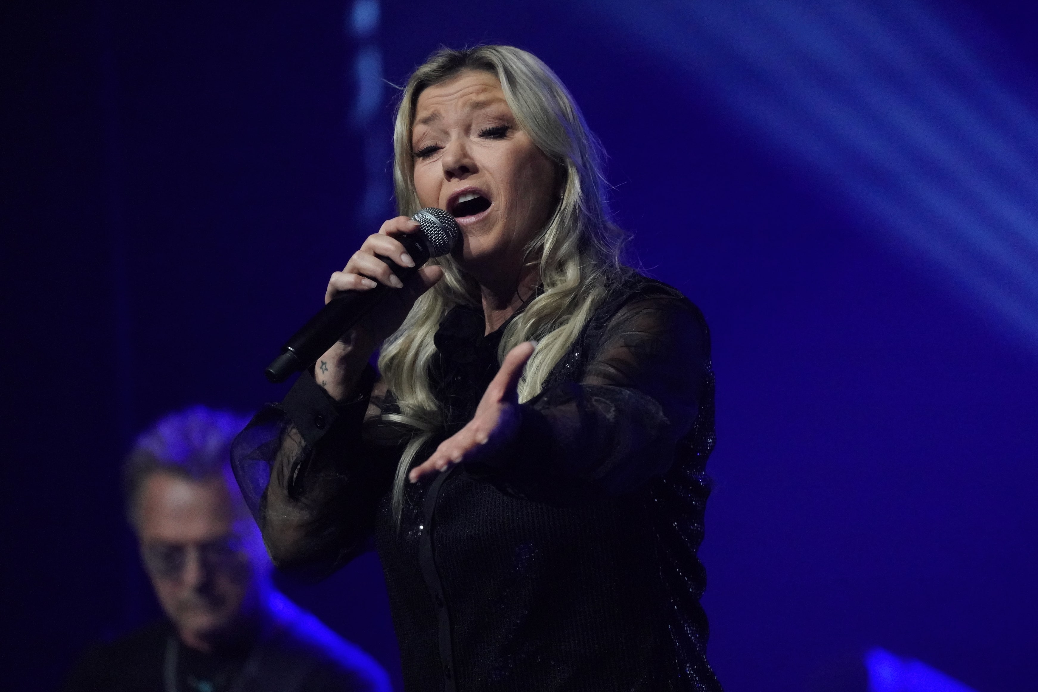 Marie-Chantal Toupin renoue avec son public malgré des difficultés techniques lors du spectacle