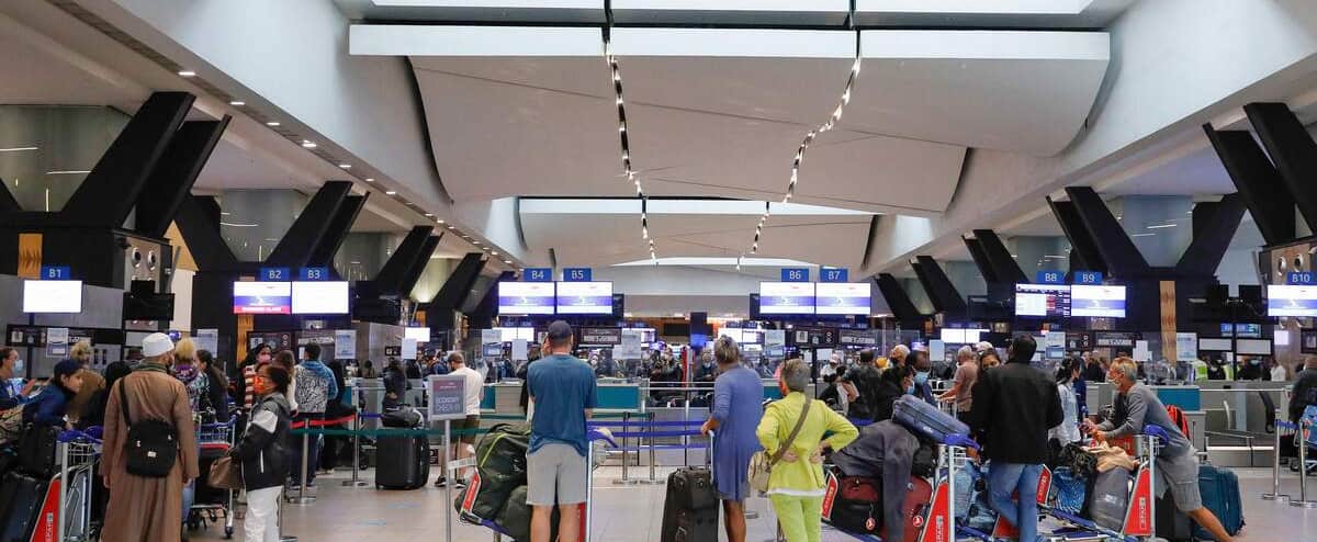 Exode pour les fêtes aux États-Unis malgré l'avancée d'Omicron