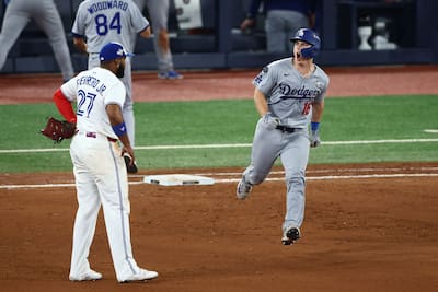 威爾·史密斯在第 11 局慶祝他的全壘打,小伏地魔·格雷羅在一旁觀看。