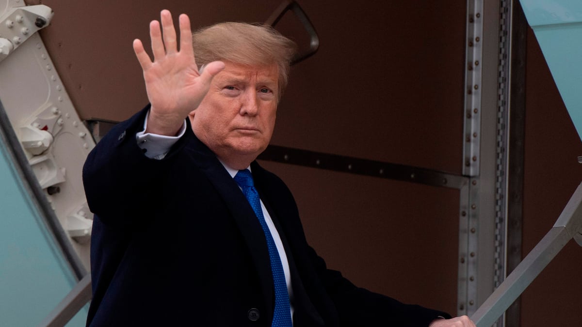 Un avion transportant Trump a fait un atterrissage d'urgence