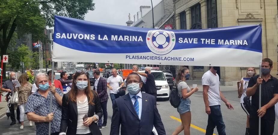 La présidente de l'Association des plaisanciers du port de Lachine Josée Côté et le maire de l'arrondissement de Saint-Laurent et élu d'Ensemble Montréal, Alan De Sousa marchent devant l'hôtel de ville de Montréal et souhaitent que la marina de Lachine demeure en place, le lundi 24 août 2020.
ALEX PROTEAU/24 HEURES/AGENCE QMI