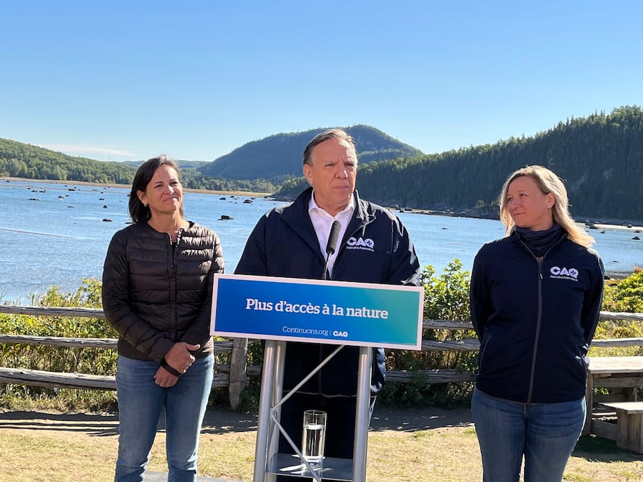 François Legault au Parc national du Bic, avec les candidates Maïté Blanchette Vézina (Rimouski) et Isabelle Charest (Brome-Missisquoi)