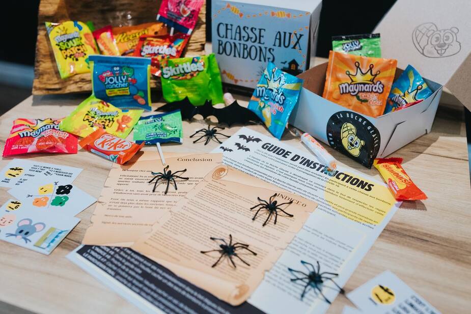 La Boite chasse aux bonbons, lancée par deux entrepreneurs de la région de Québec, propose une série d'énigmes et de défis à réaliser sans avoir à sortir de la maison. Elle contient aussi assez de friandises pour régaler une famille de quatre personnes.