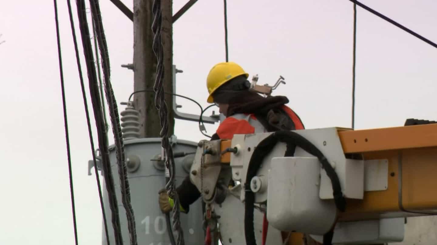 Vents forts et orages: plus de 19 000 foyers privés d'électricité
