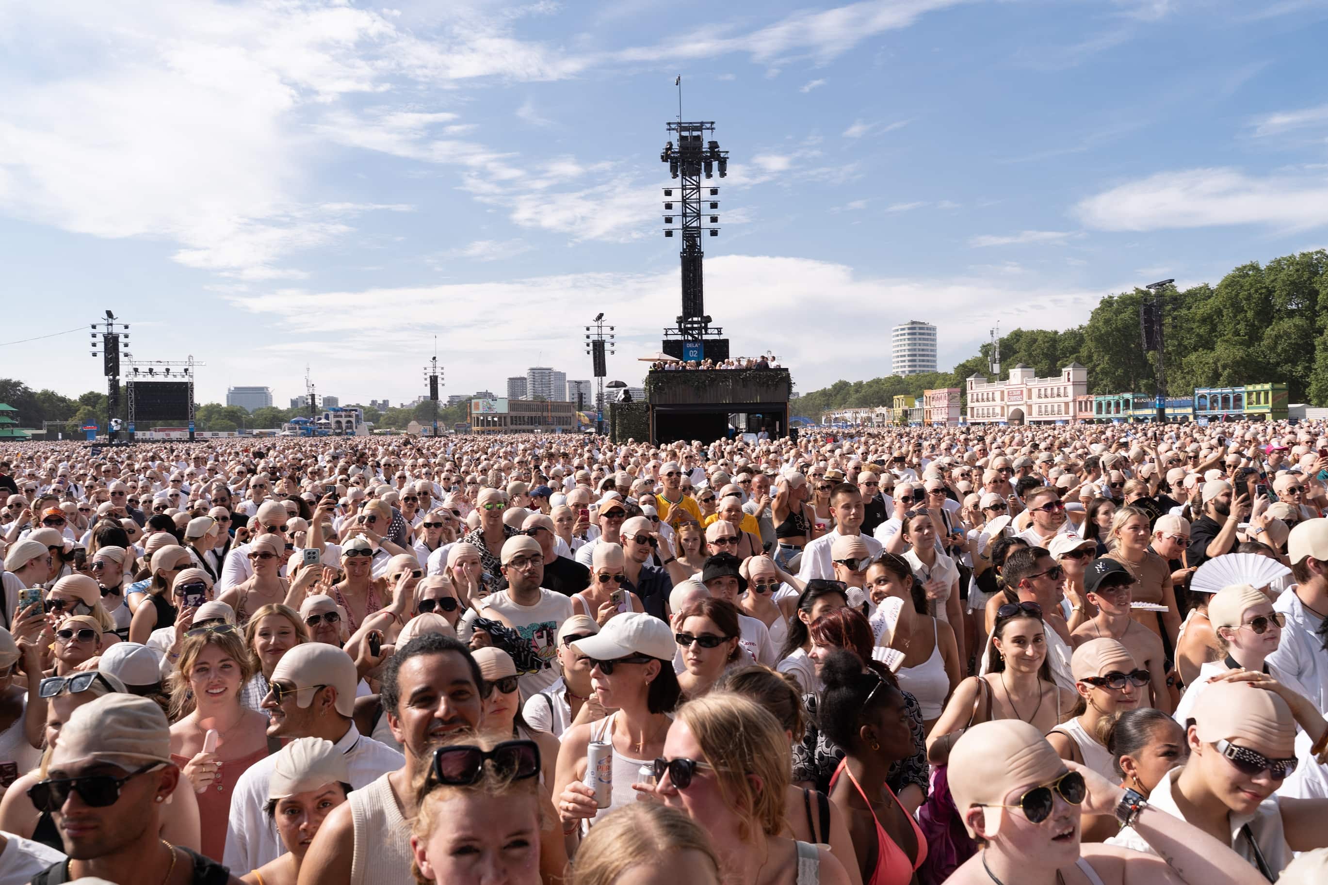Le rappeur Pitbull établit un record du monde du plus grand rassemblement de faux crânes chauves