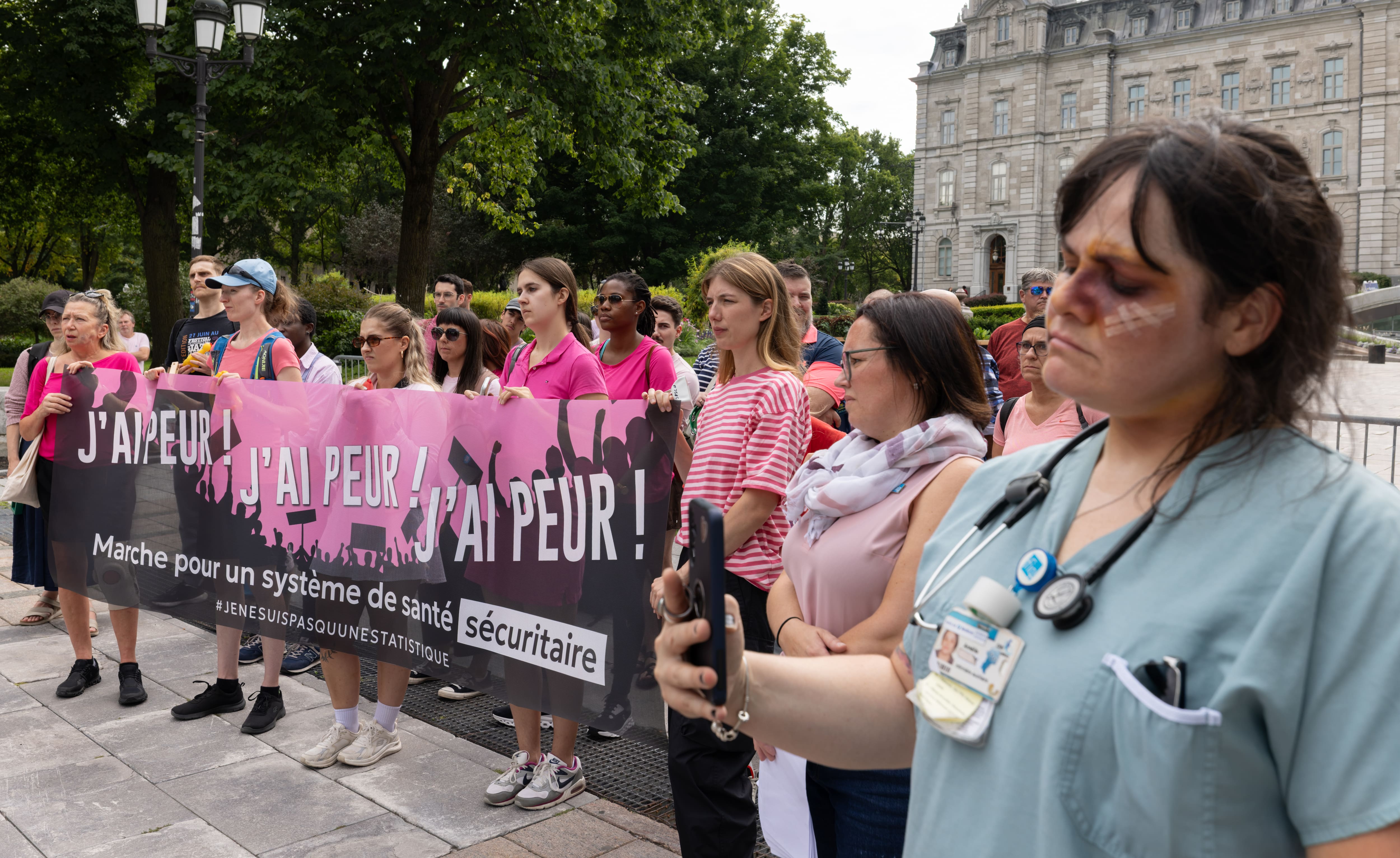 Quelque 50 personnes manifestant devant l’Assemblée nationale.