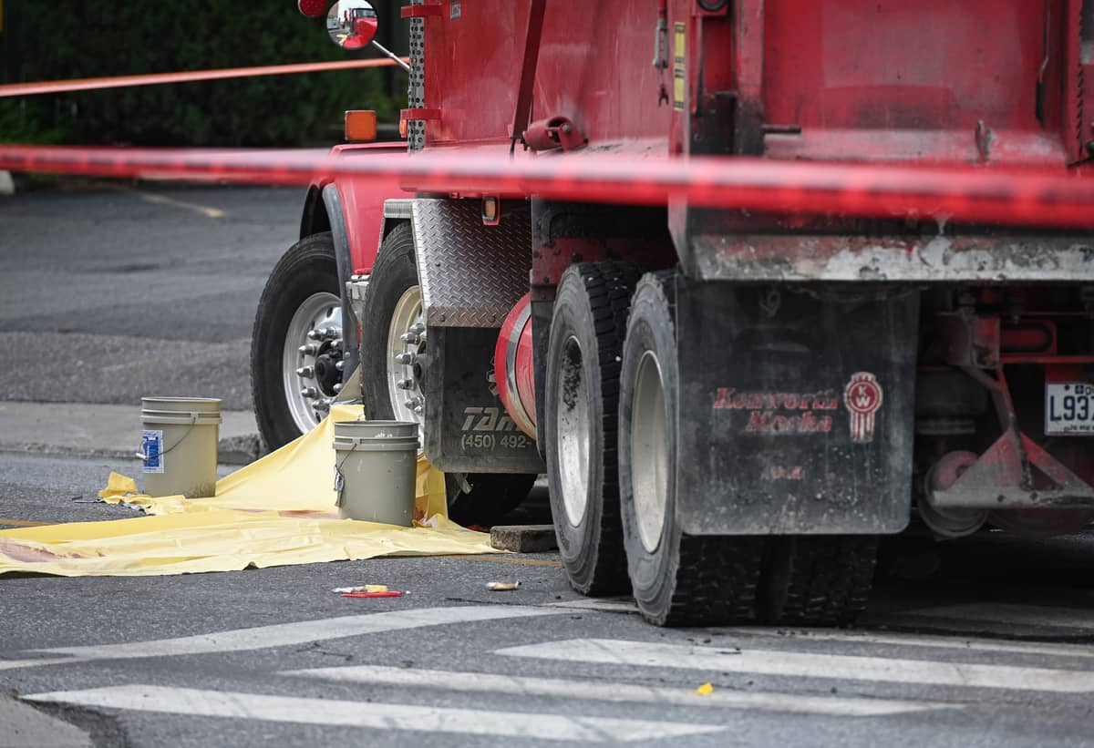 [PHOTOS] Saint-Hyacinthe: coinc&eacute;e sous un camion, une pi&eacute;tonne dans un &eacute;tat tr&egrave;s critique