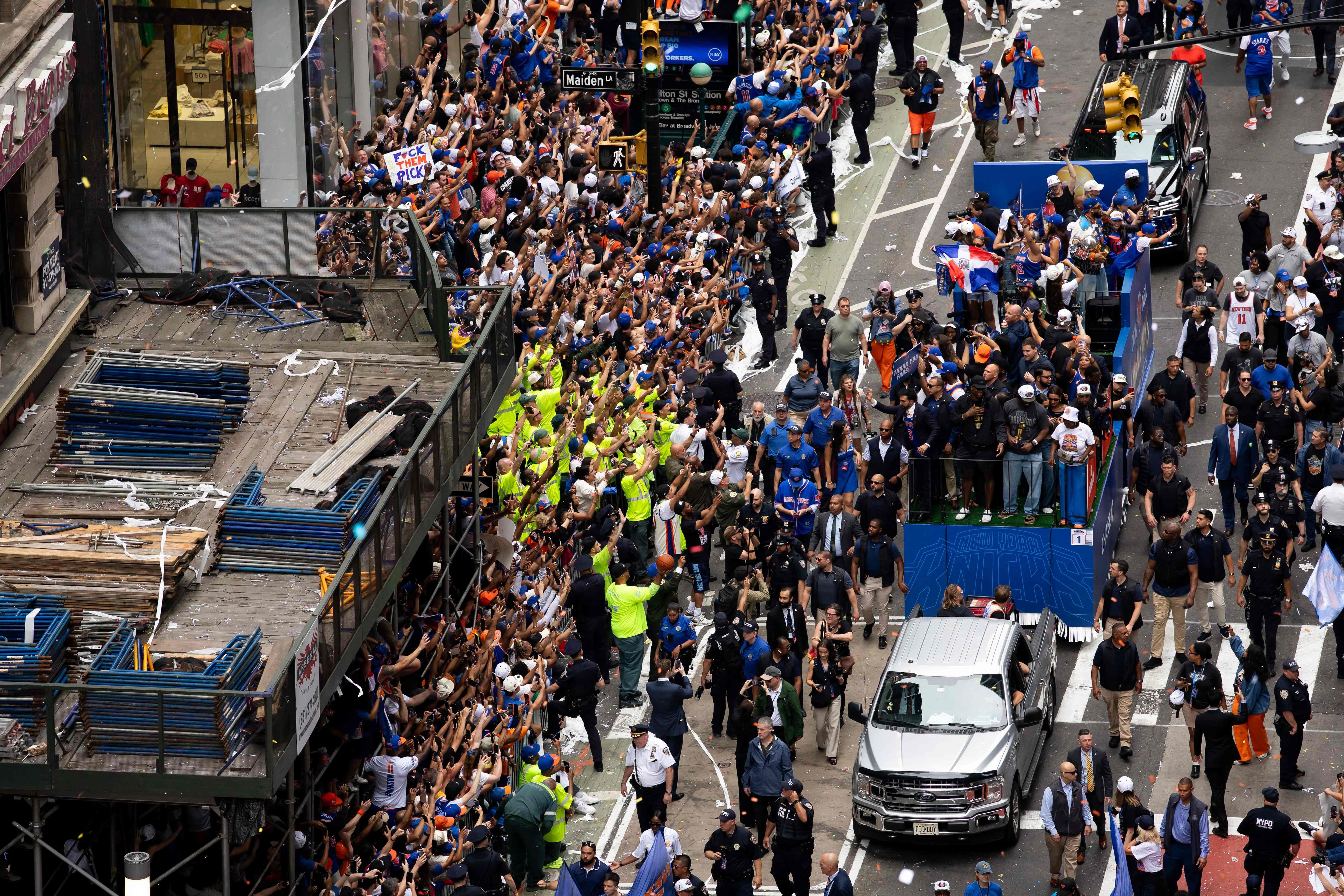NOVA IORQUE, NOVA IORQUE - 18 DE JUNHO: Os fãs aclamam os Knicks de Nova York durante a derrota e a reunião celebrando sua vitória no campeonato, no curso desquels passam um char transportant Karl-Anthony Towns e seus coéquipiers comemorando sua vitória na final de 2026 da NBA le 18 junho. Os Knicks de Nova York venceram os Spurs de San Antonio em cinco partidas para relatar seu primeiro título da NBA em 53 anos. (Foto: Angelina Katsanis / GETTY IMAGES AMÉRICA DO NORTE / Getty Images via AFP)