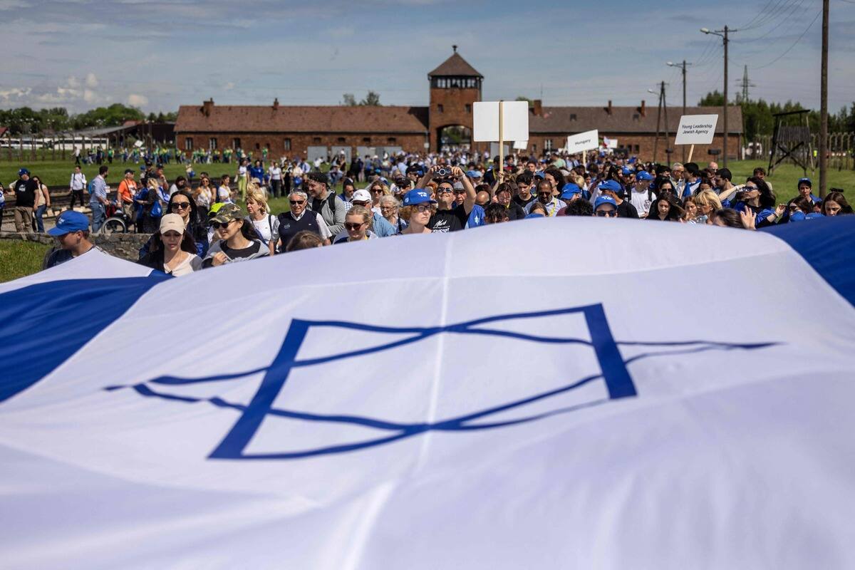 “Marcha de los vivos”: ex rehenes de Hamás y supervivientes del genocidio nazi reunidos en Auschwitz
