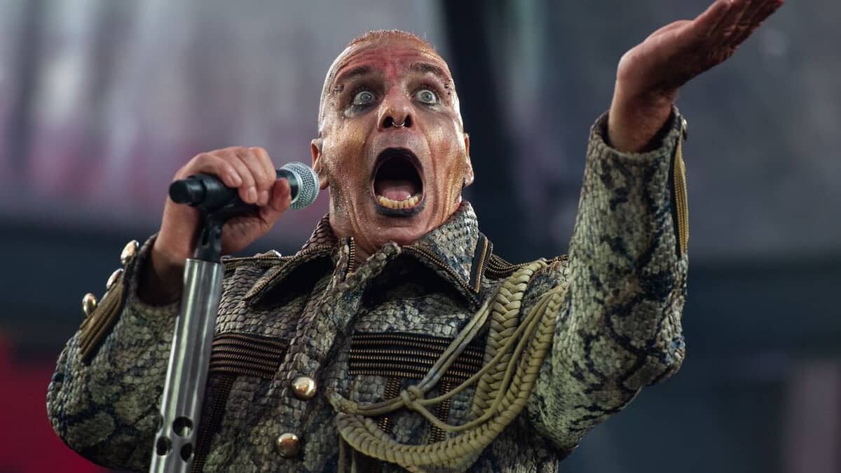 Oralsex auf der Leinwand und dem Publikum zugeworfene tote Fische: Rammstein schockiert Belgien Oralsex auf der Leinwand und dem Publikum zugeworfene tote Fische: Rammstein schockiert Belgien
