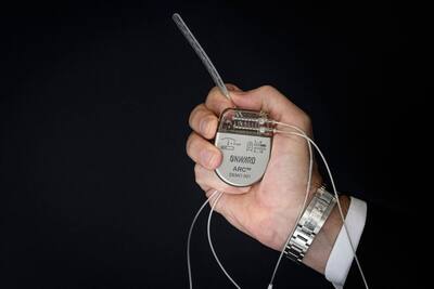 Thanks to electrodes, a Parkinson's patient walks almost normally once more