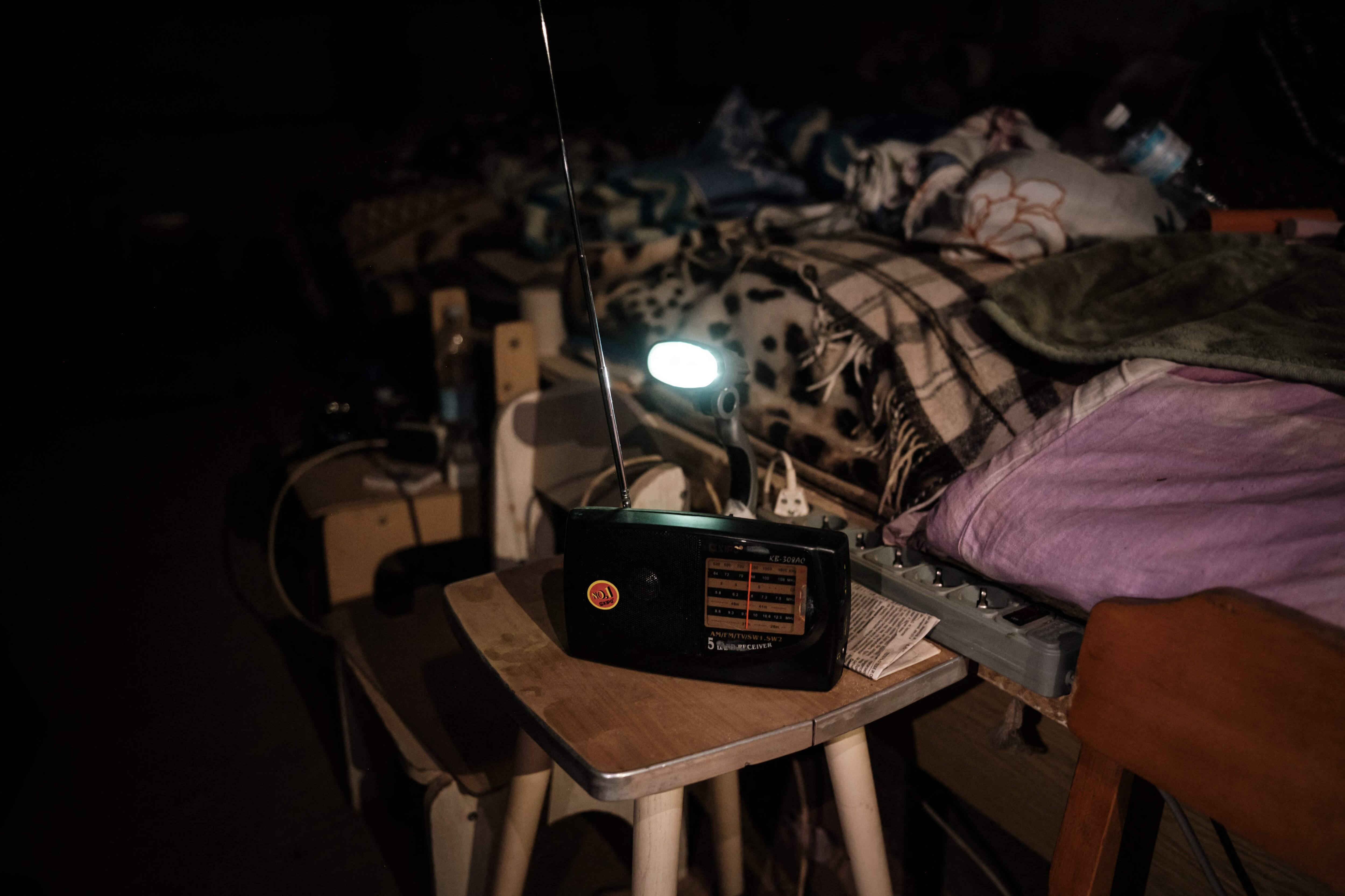 EN IMAGES | Qui dit vrai? Terr&eacute; dans une cave, difficile d&rsquo;avoir les vraies nouvelles