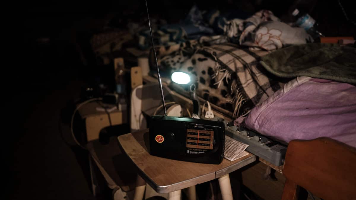 EN IMAGES | Qui dit vrai? Terré dans une cave, difficile d’avoir les vraies nouvelles