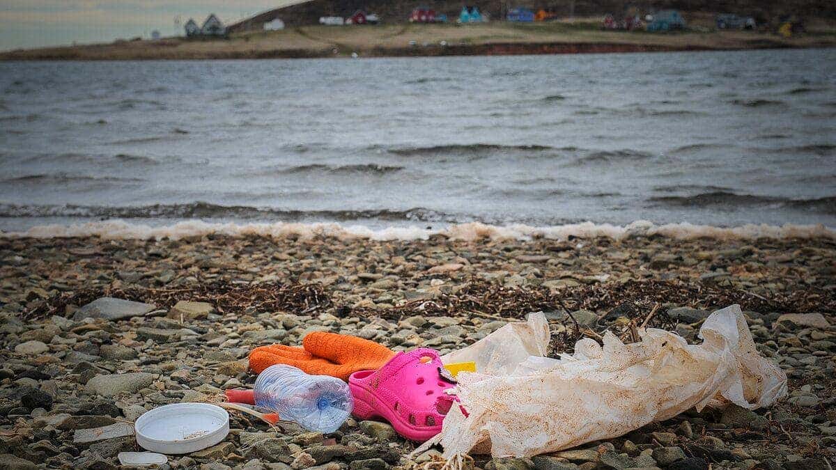 Une ville jette les déchets de sa plage dans l'océan