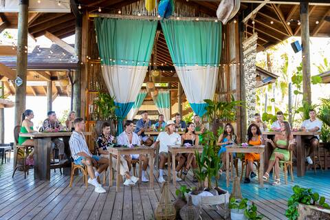 Eighteen Islanders gathered for the filming of the special episode “The island of love settles accounts”, which will be available Friday, June 2 on TVA+. Front row, Cedric, Raphaël, Kevin, Hugo, Lorie, Enya, Skye and Bianca. Second row: Léonie, Édouard, Kim, Tristan, Destiny, Gabriele, Mahyka, Émilie, Victor and Deandre.